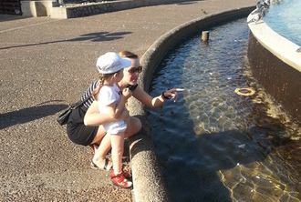 Катя с ребенком на фонтане в Тель-Авиве