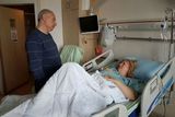 Доктор Пекарский навещает пациентку после операции в Ассуте