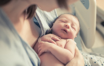 Впервые в мире на свет появился младенец, выношенный в матке от донора
