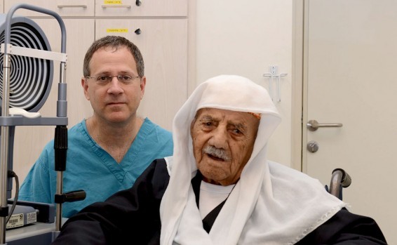 Профессор Блюменталь с пациентом Мухаммедом (102 года)